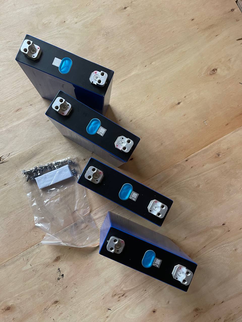 Контакти призматичних комірок